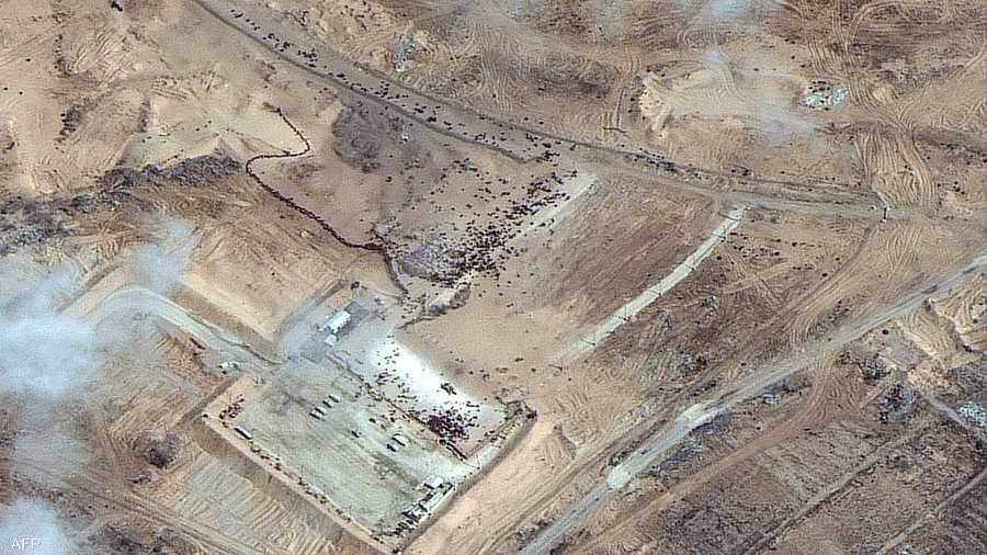 صورة جوية تظهر فلسطينيين في أحد مراكز توزيع الغذاء