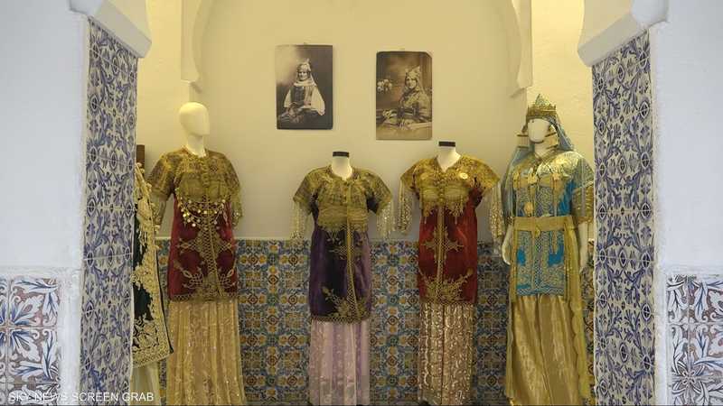 الجزائر.. ورشات لتعليم الفتيات فنون التطريز وترميم الملابس