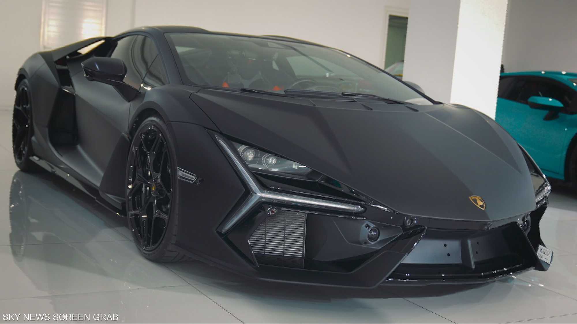 إهانة وحدة... كانت كفيلة تولّع أكبر خصومة بتاريخ السيارات