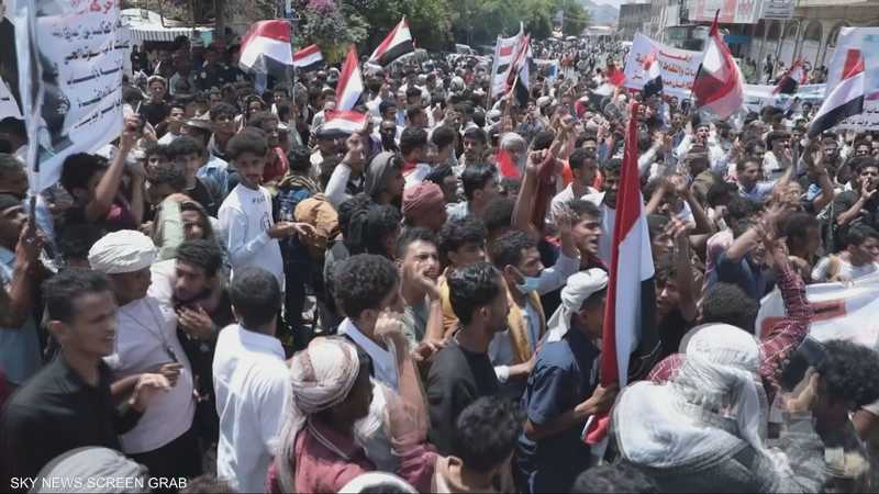 غضب شعبي في تعز ضد إدارة حزب الإصلاح للفوضى