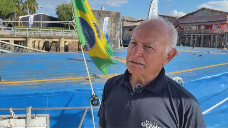 عائلة تترك اليابسة وتستقر على قارب في البحار لتعزيز التوعية