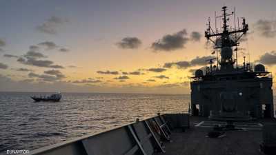 قوة أوروبية تسيطر على قارب قرصنة يرفع العلم الإيراني