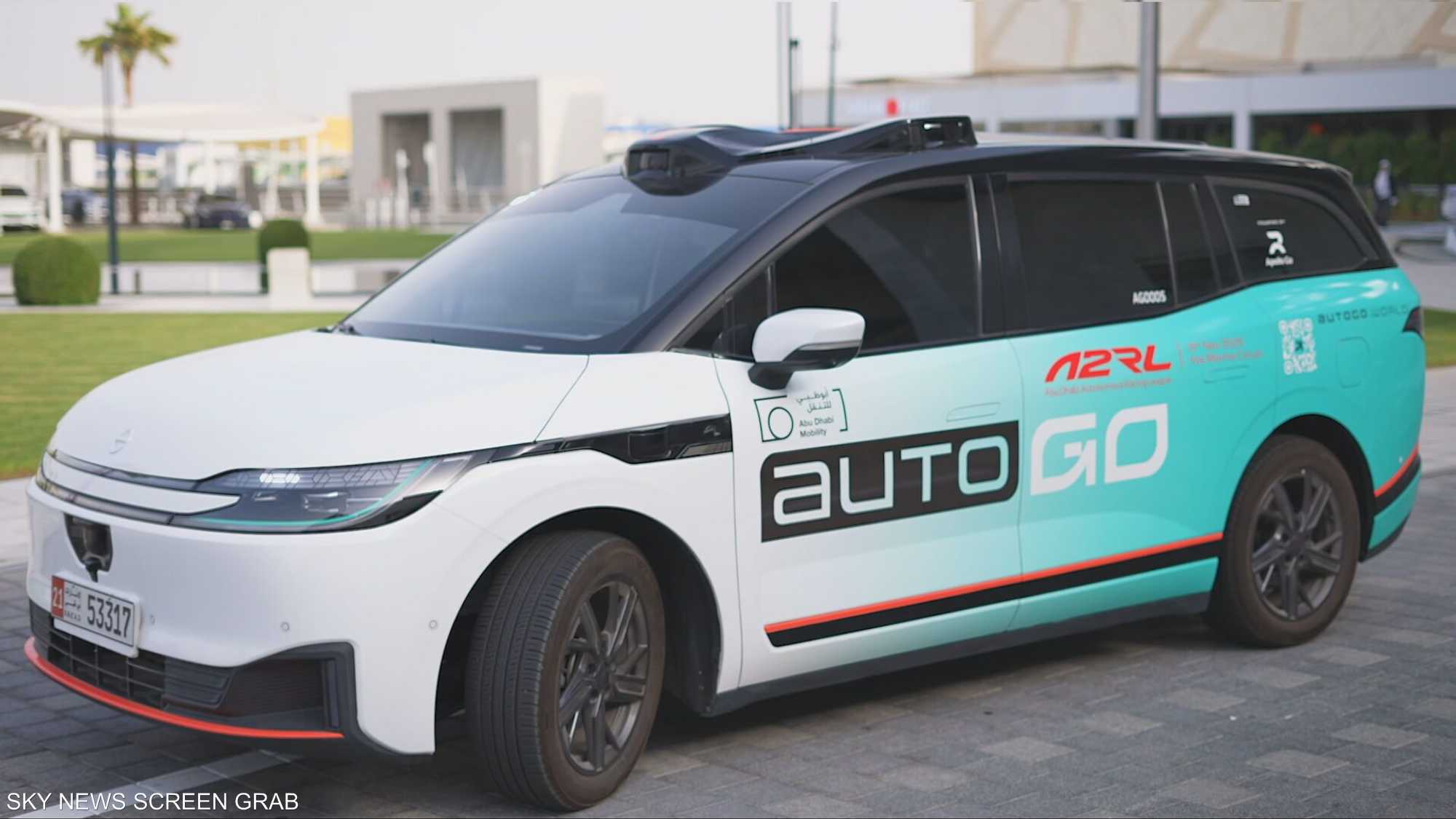 تاكسي بلا سائق.. أبوظبي تقود المستقبل بمشروع RoboTaxi الذكي