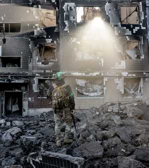 جندي أوكراني في موقع تعرض لقصف روسي.. أرشيفية