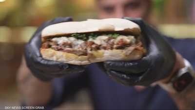 وصفة منزلية لستيك طري مع بصل وجبنة ذائبة