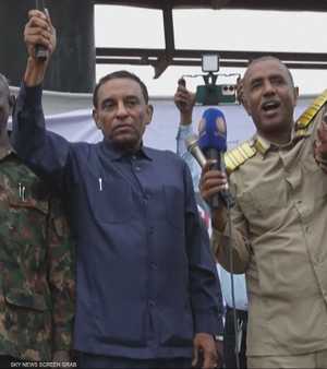 تساؤلات حول ما حققه كامل إدريس منذ توليه منصب رئيس الوزراء