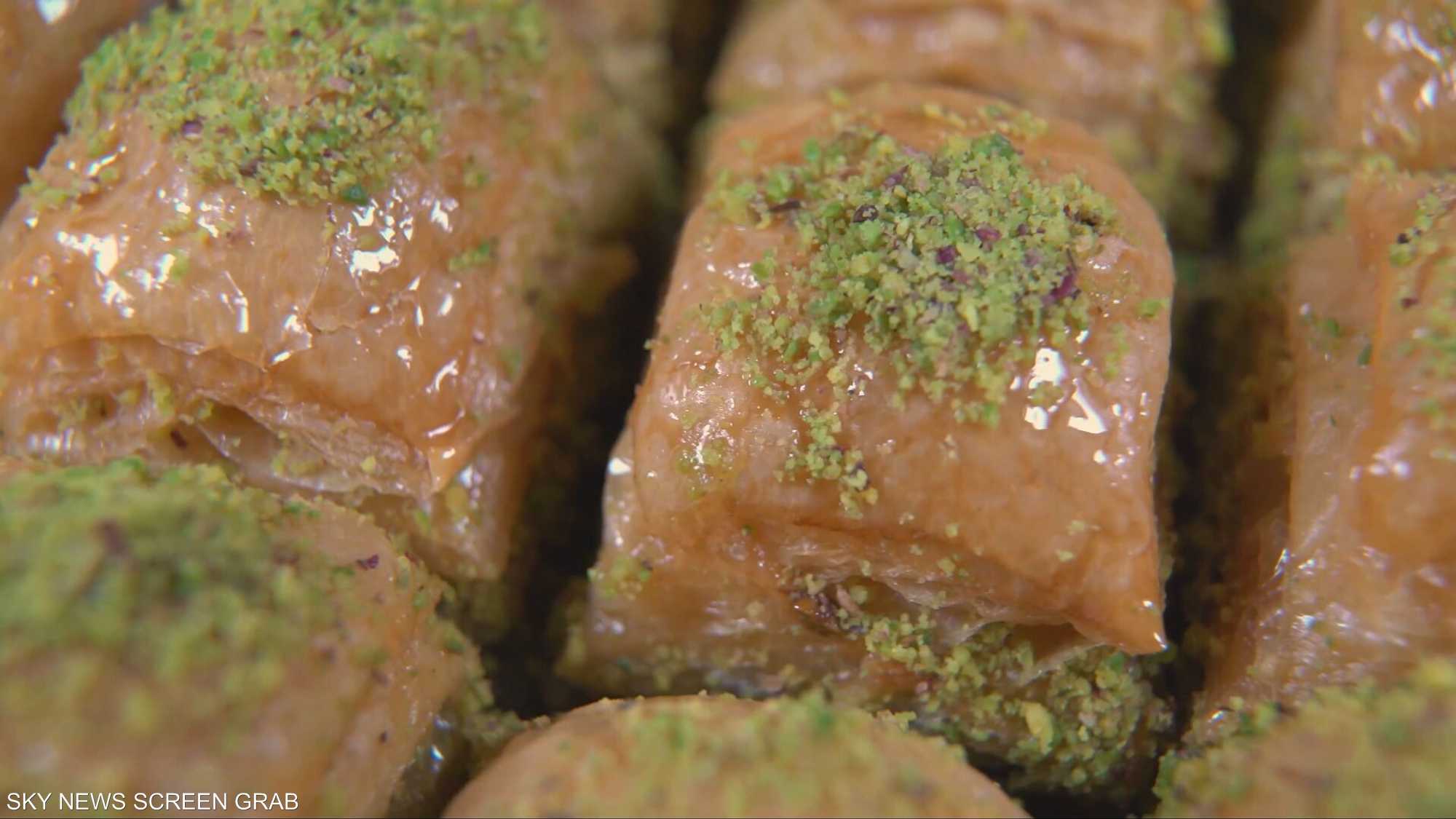 حكاية حلويات رمضان.. من أين جاءت القطايف والكنافة والبقلاوة؟