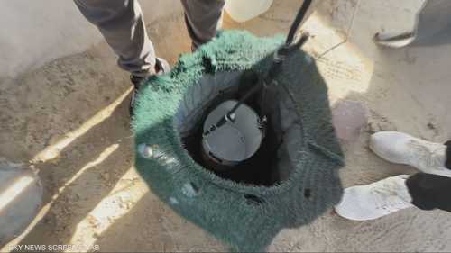نازح فلسطيني يحفر بئرًا داخل خيمته لمواجهة معاناة العطش