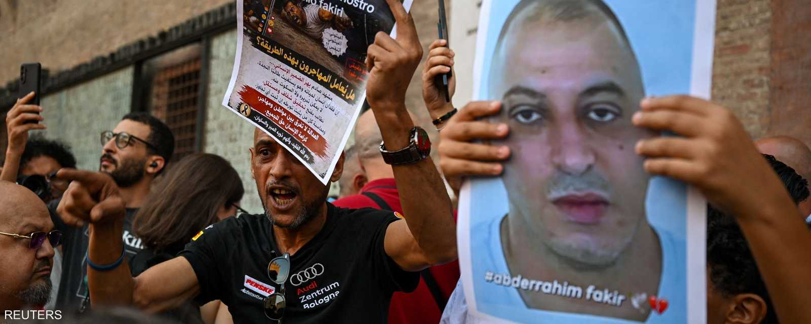 خرج مئات الأشخاص للاحتجاح على وفاة فقير 