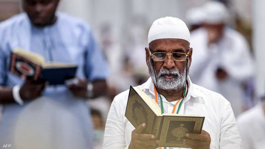 تسعى مختلف الجهات الحكومية إلى تمكين الحجاج من أداء مناسكهم بيسر.