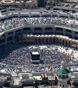 حجّاج يطوفون حول الكعبة