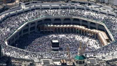 حجّاج يطوفون حول الكعبة